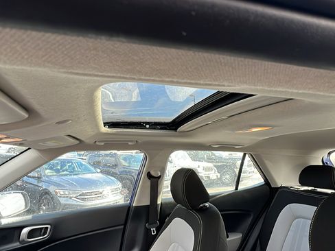 Used 2023 Hyundai Venue SEL image 17