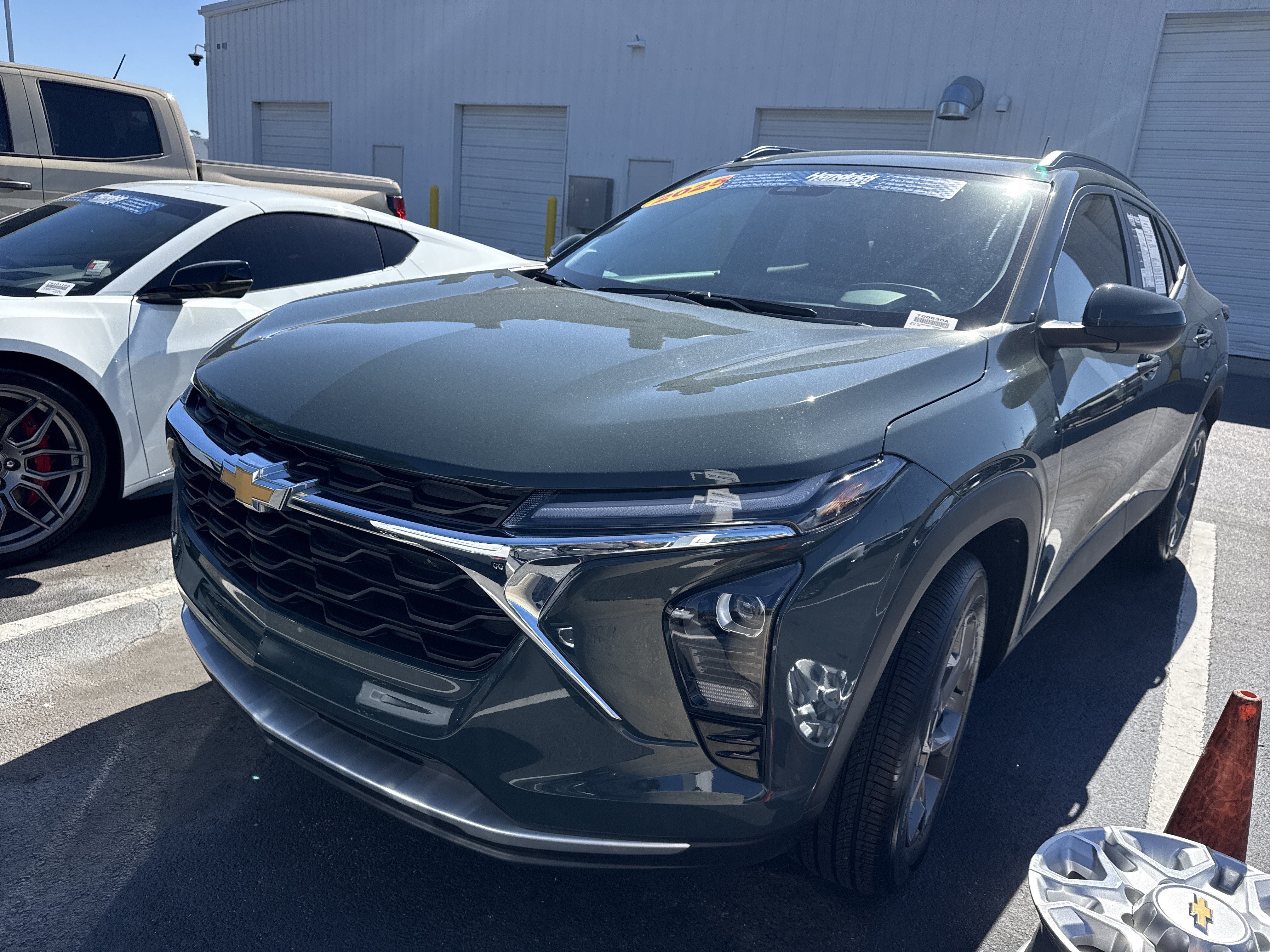 Used 2025 Chevrolet Trax LT w/ Sunroof Package FWD image 5