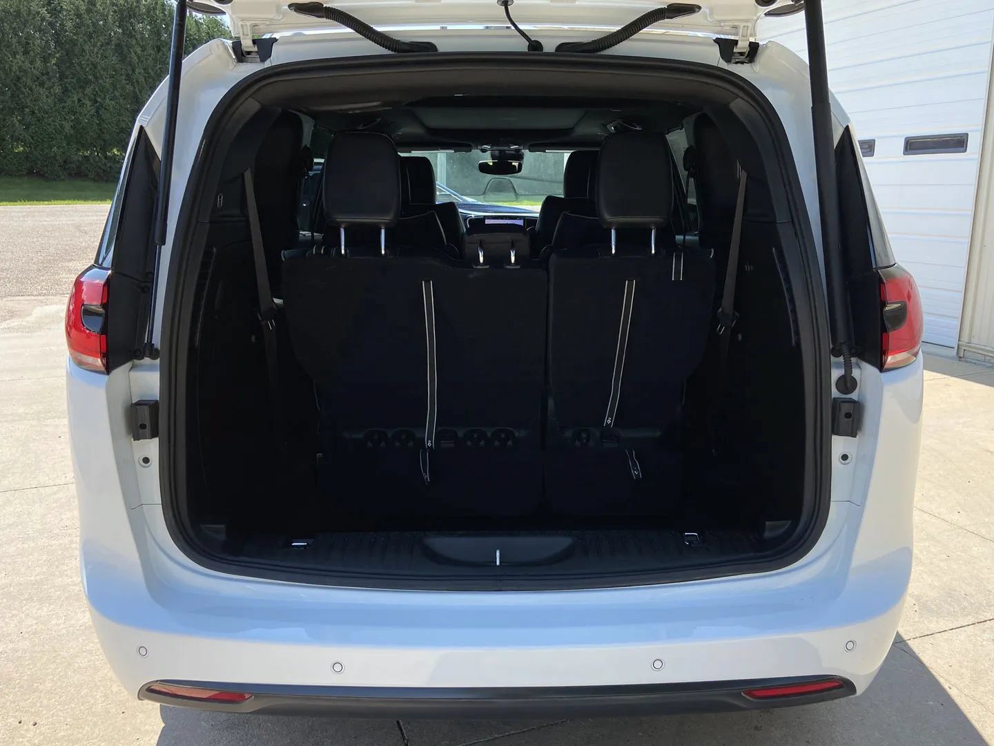 Used 2025 Chrysler Pacifica Limited FWD image 30