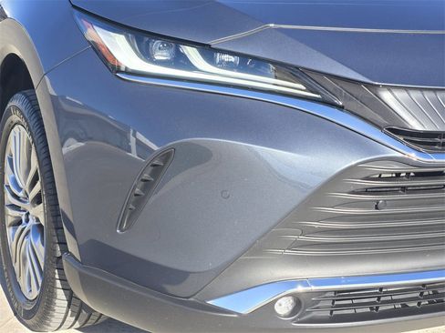 Used 2023 Toyota Venza XLE image 9