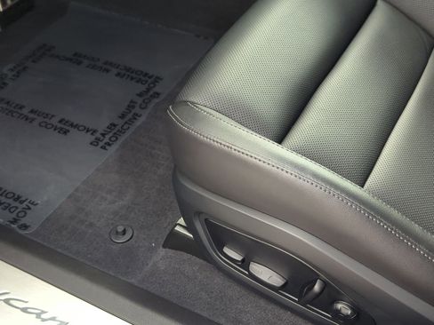 Used 2025 Porsche Taycan image 17