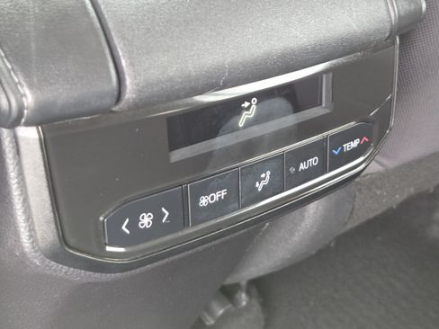 Used 2022 Toyota Highlander LE AWD/4WD image 26
