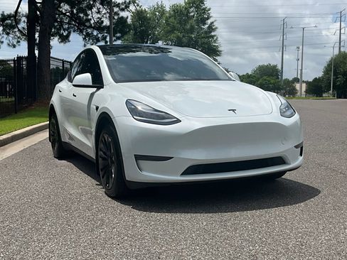 Used 2023 Tesla Model Y Long Range AWD/4WD image 3