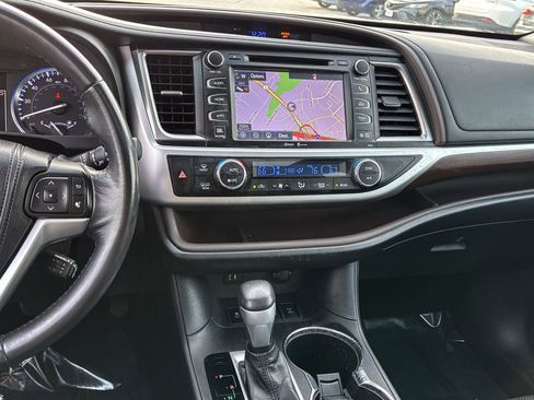 Used 2014 Toyota Highlander Limited image 34