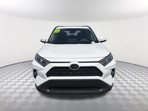 Used 2019 Toyota RAV4 XLE w/ Convenience Package FWD image 2