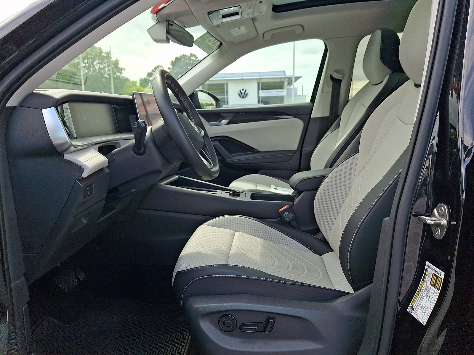 Used 2025 Volkswagen Tiguan SE AWD/4WD image 14