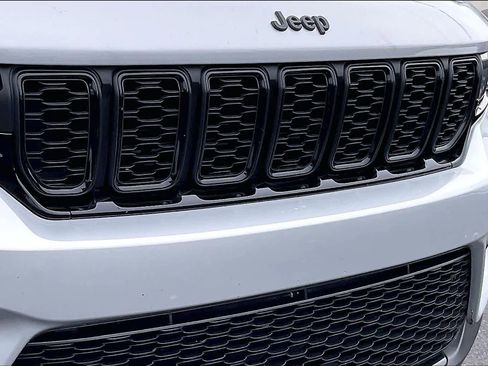 Used 2024 Jeep Grand Cherokee Altitude image 31