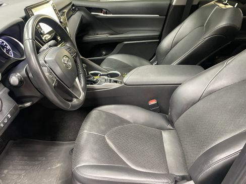 Used 2021 Toyota Camry XLE w/ Navigation Upgrade Package image 16