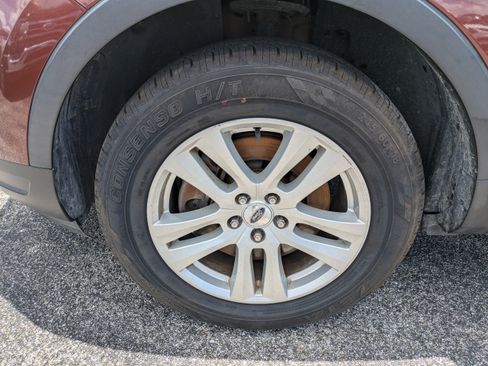 Used 2018 Ford Explorer XLT w/ Equipment Group 202A AWD/4WD image 11