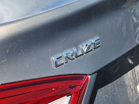 Used 2018 Chevrolet Cruze LT FWD image 9