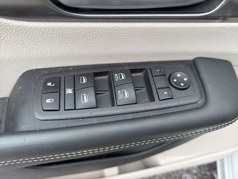 Used 2024 Chrysler Pacifica Touring-L image 21