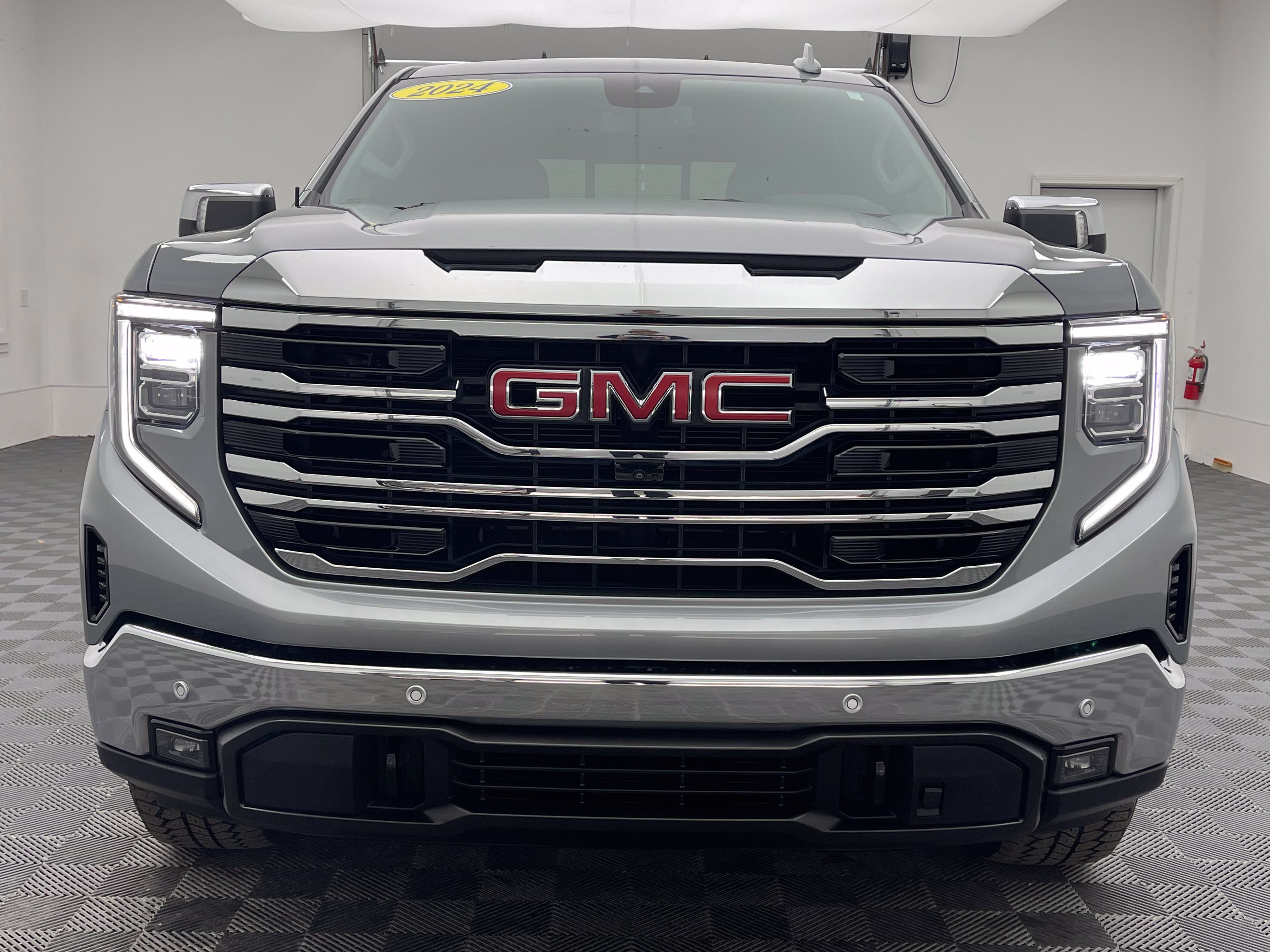 Used 2024 GMC Sierra 1500 SLT w/ SLT Premium Plus Package AWD/4WD image 14