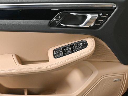 Certified 2025 Porsche Macan image 6