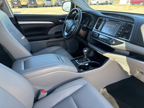 Used 2019 Toyota Highlander XLE image 22