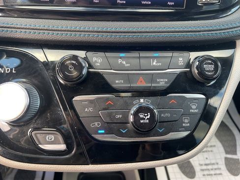 Used 2021 Chrysler Pacifica Touring-L image 25