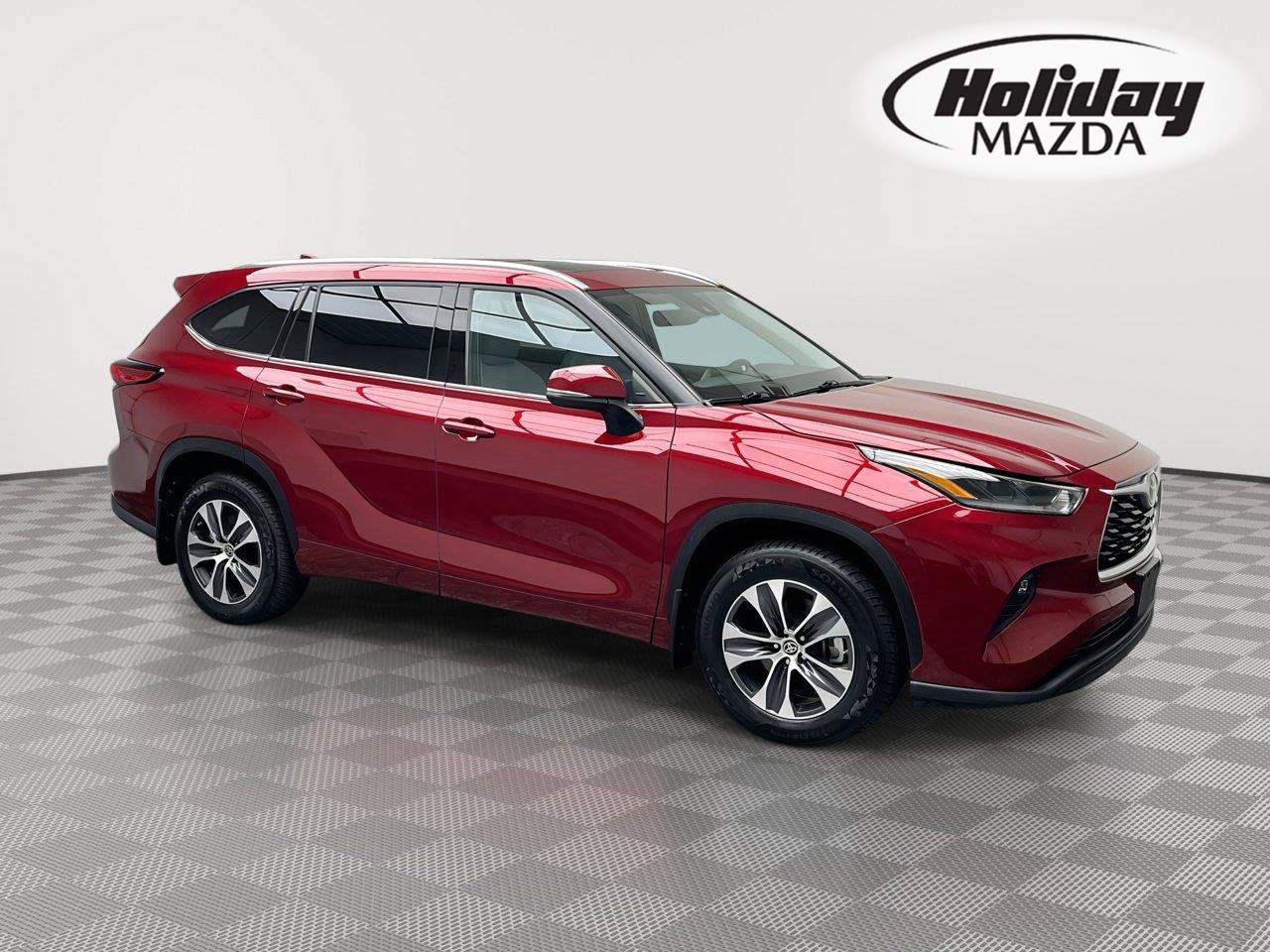 Used 2021 Toyota Highlander XLE AWD/4WD image 1