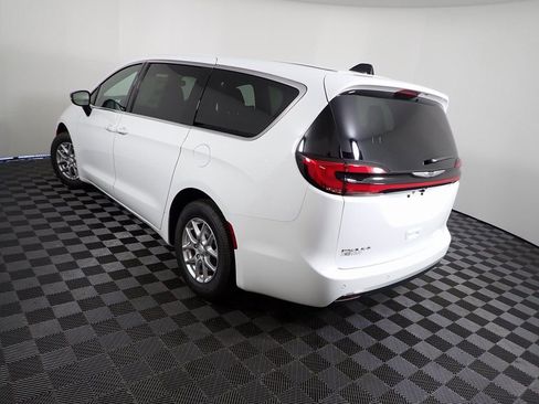 New 2026 Chrysler Pacifica Select image 12