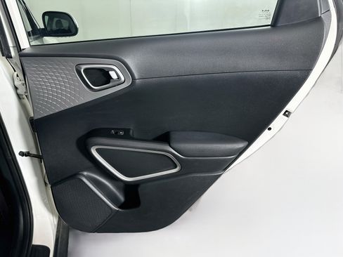 Used 2025 Kia Soul LX w/ LX Technology Package FWD image 28