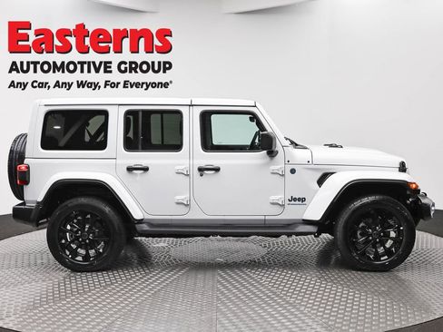 Used 2025 Jeep Wrangler Unlimited Sahara AWD/4WD image 4