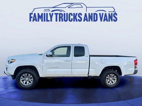 Used 2017 Toyota Tacoma SR5 image 2