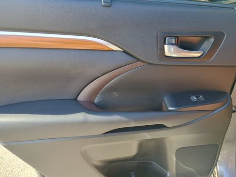 Used 2017 Toyota Highlander Limited FWD image 15
