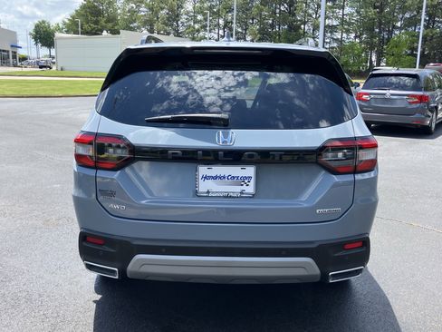 Used 2025 Honda Pilot Touring image 9
