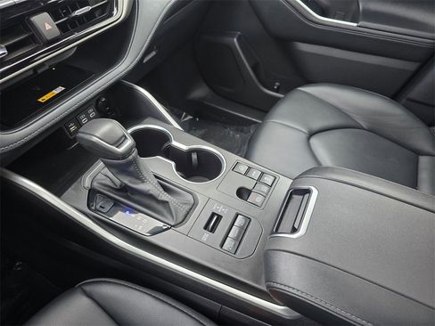 Certified 2024 Toyota Highlander LE image 40