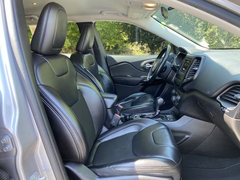 Used 2019 Jeep Cherokee Latitude Plus FWD image 34