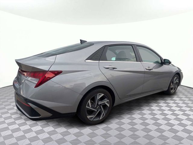 Used 2025 Hyundai Elantra SEL FWD image 2