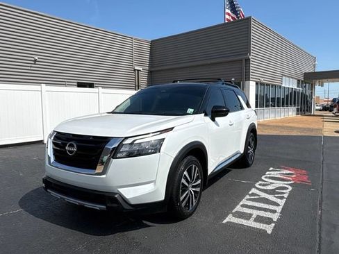 Used 2025 Nissan Pathfinder Platinum FWD image 1
