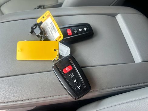 Used 2022 Toyota Highlander XLE AWD/4WD image 26