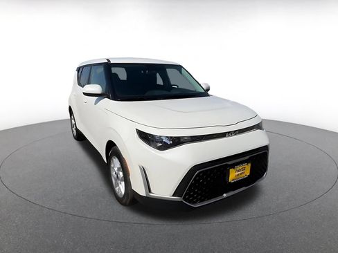 Used 2025 Kia Soul LX w/ LX Technology Package FWD image 3