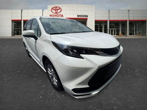 Used 2025 Toyota Sienna XLE FWD image 3