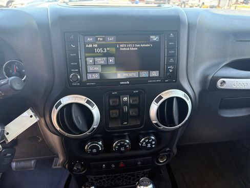 Used 2014 Jeep Wrangler Unlimited Sahara w/ Connectivity Group AWD/4WD image 17