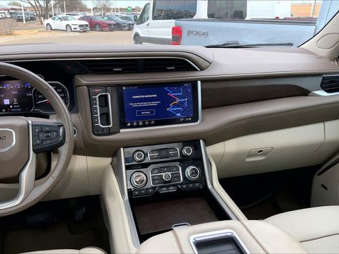Used 2021 GMC Yukon XL Denali w/ Denali Premium Package image 6