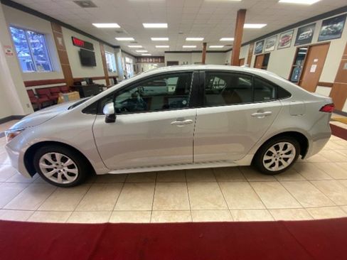 Used 2024 Toyota Corolla LE image 4