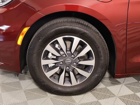 Used 2023 Chrysler Pacifica Touring-L image 17