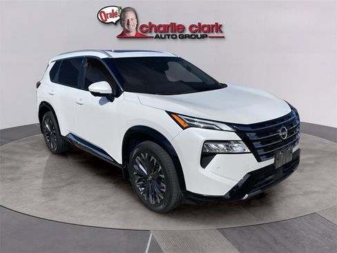 Used 2024 Nissan Rogue Platinum image 8