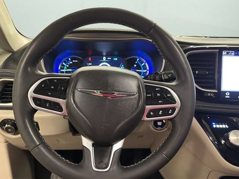 Used 2023 Chrysler Pacifica Touring-L FWD image 12