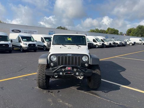 Used 2016 Jeep Wrangler Unlimited Rubicon w/ Connectivity Group AWD/4WD image 2