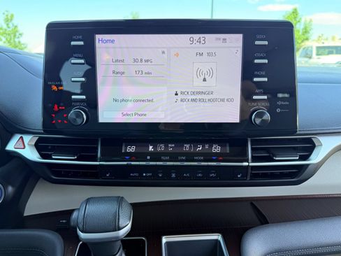 Used 2022 Toyota Sienna XLE AWD/4WD image 15