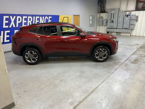 Used 2025 Chevrolet Trax LT w/ LT Convenience Package FWD image 8
