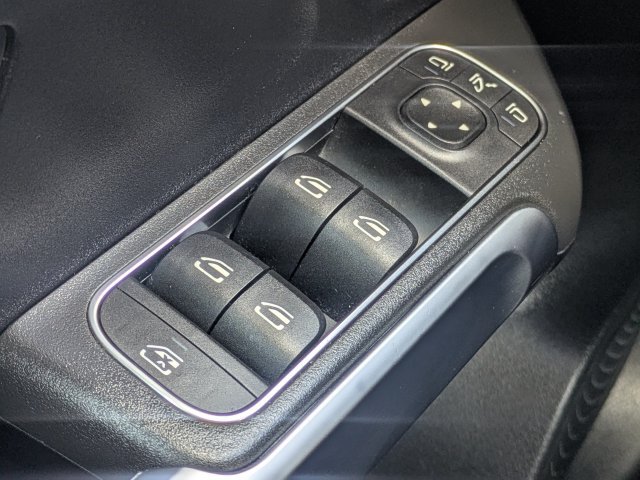 Used 2023 Mercedes-Benz GLB 250 4MATIC w/ Premium Package image 25