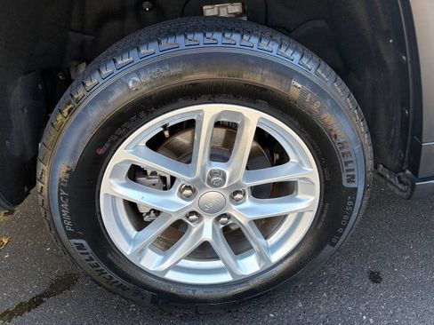 Certified 2024 Jeep Grand Cherokee Laredo X AWD/4WD image 6