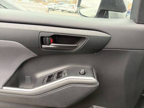 Used 2023 Toyota Highlander L image 12