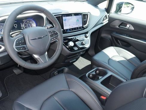 New 2026 Chrysler Pacifica Select FWD image 18