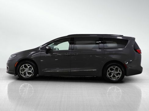 Used 2023 Chrysler Pacifica Limited FWD image 2