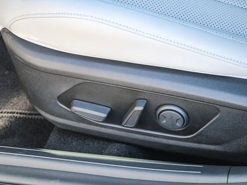 New 2025 Hyundai Elantra Limited image 25