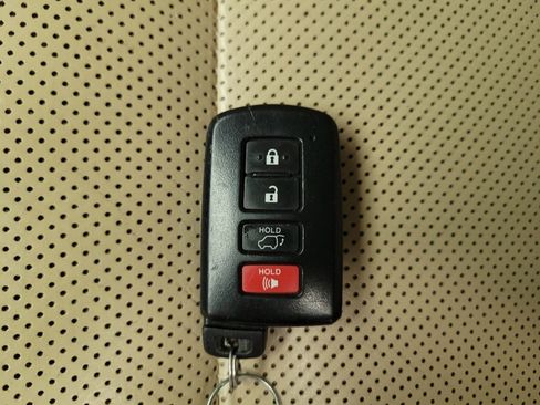 Used 2018 Toyota Highlander Limited Platinum FWD image 32