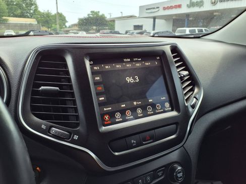 Used 2019 Jeep Cherokee Trailhawk AWD/4WD image 4